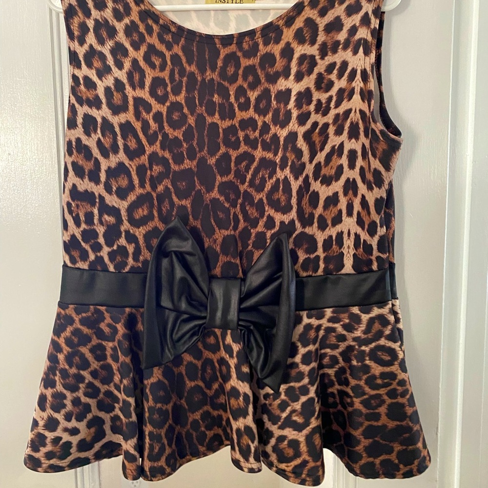 Sleeveless leopard print with faux leather bow peplum